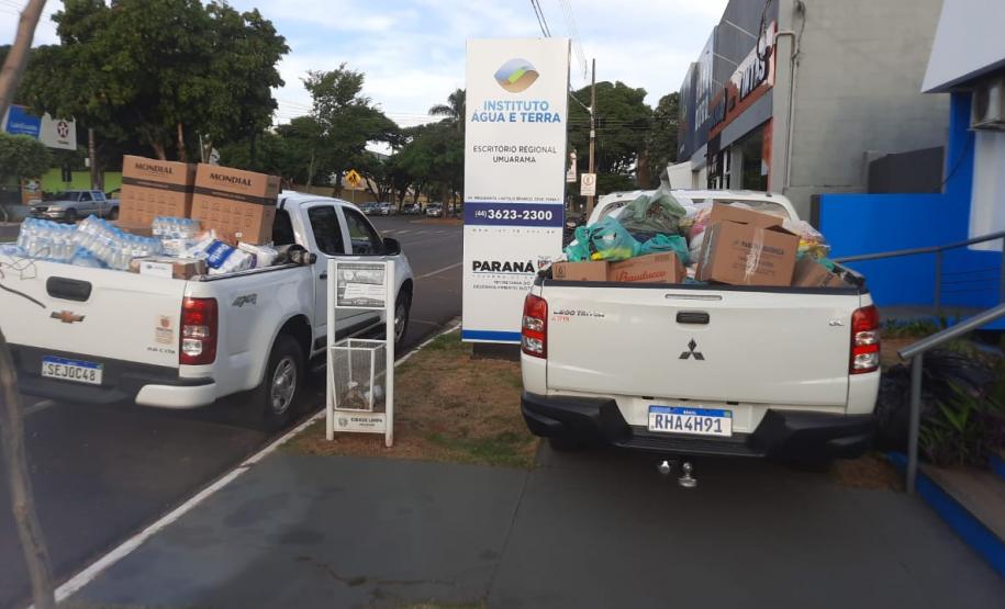 Fotos de caminhonetes carregadas com produtos doados