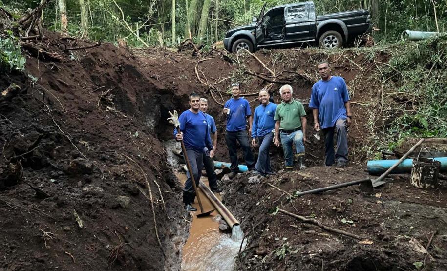Responsáveis do IAT posando para foto em meio a área do serviço