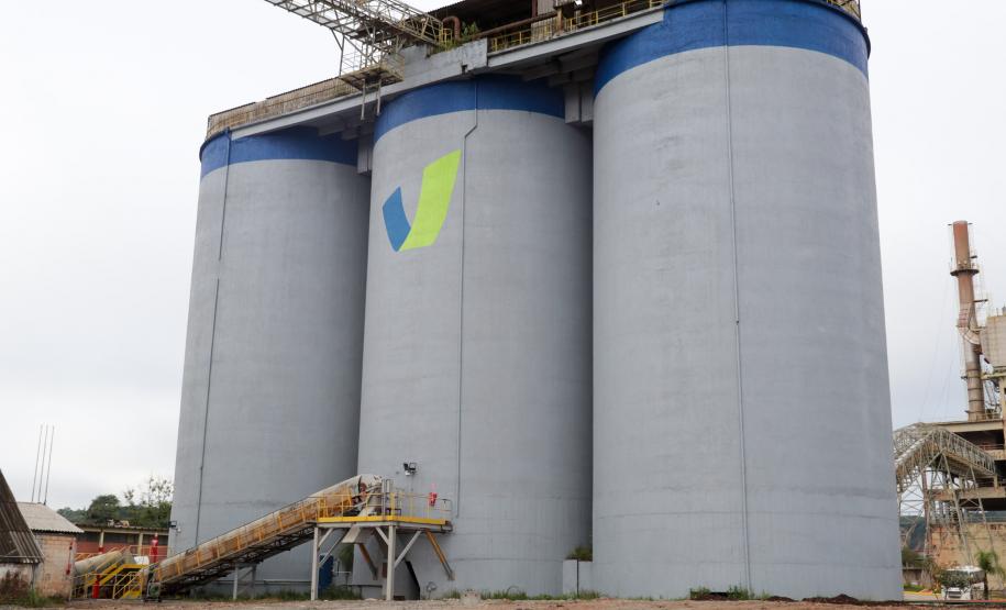 Fotos de silos de armazenamento de produtos de mineração