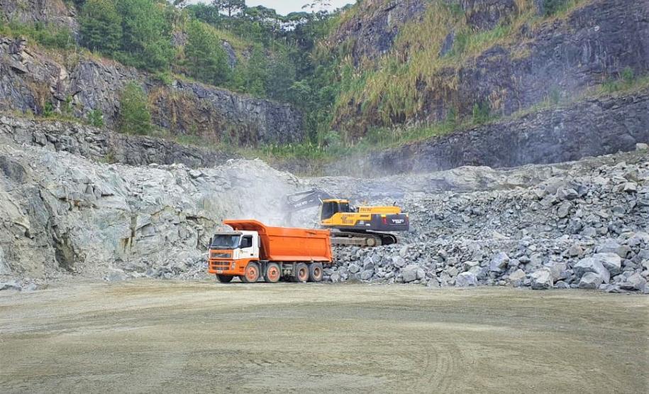 Fotos de caminhões levando produtos de mineração