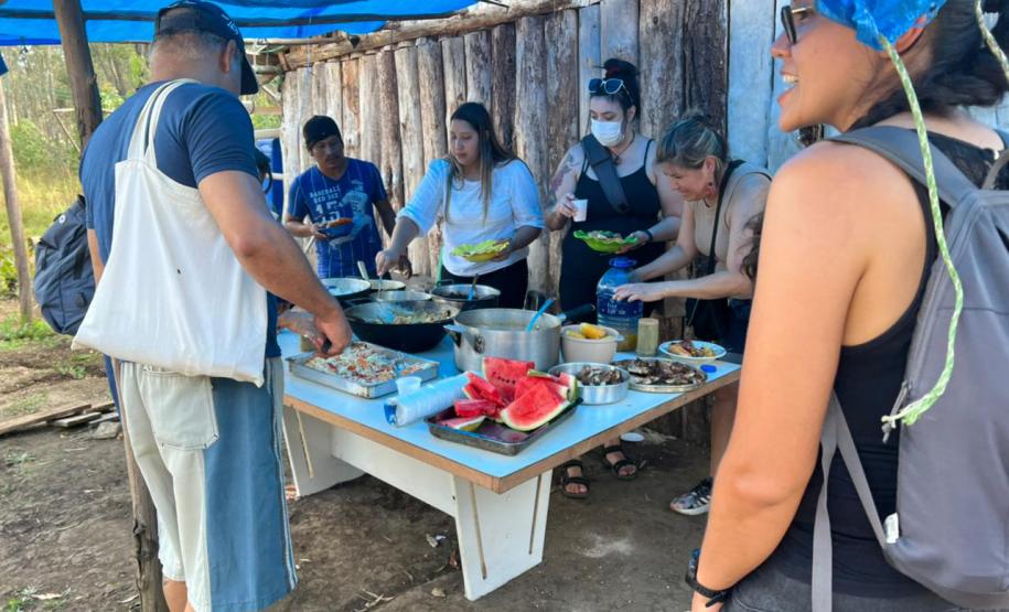 Foto de visitantes durante almoço no evento
