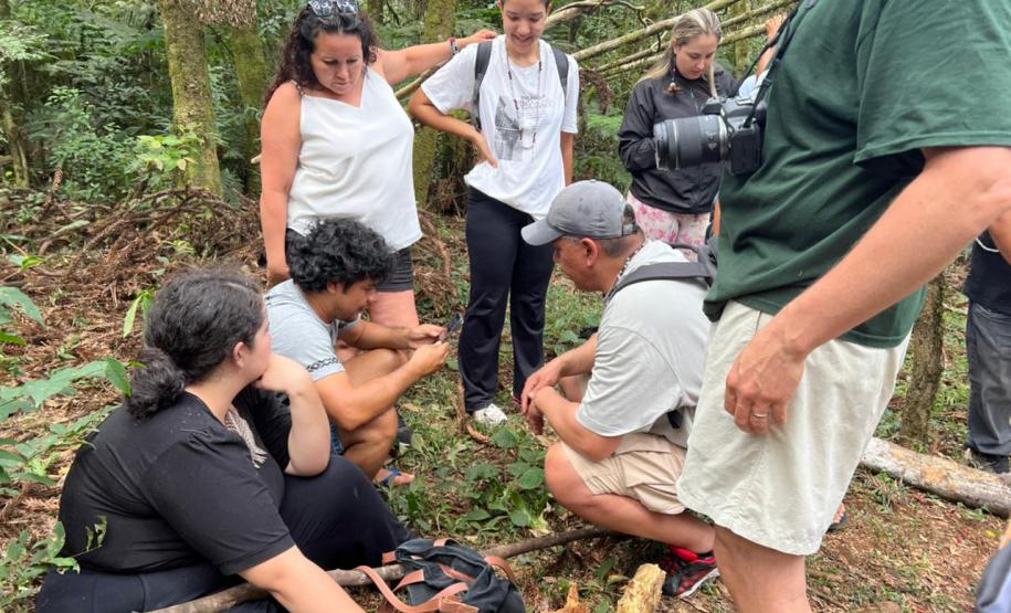 Foto dos visitantes conversando