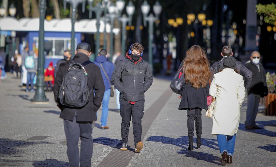 PESSOAS ANDANDO NA RUA NO INVERNO