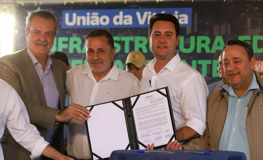 governador e comitiva posando com documento assinado para foto