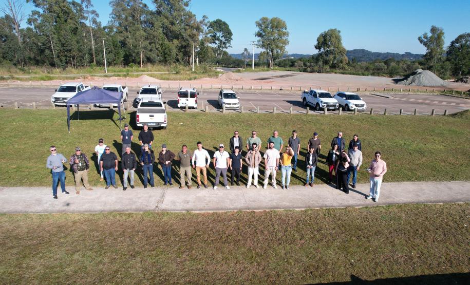 técnicos posando para foto aérea