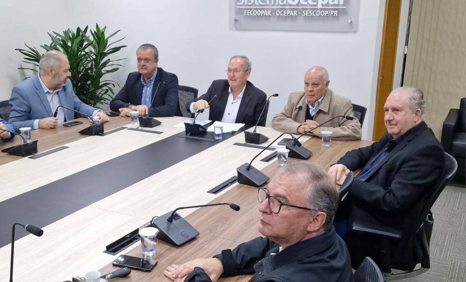 PRESENTES EM REUNIÃO