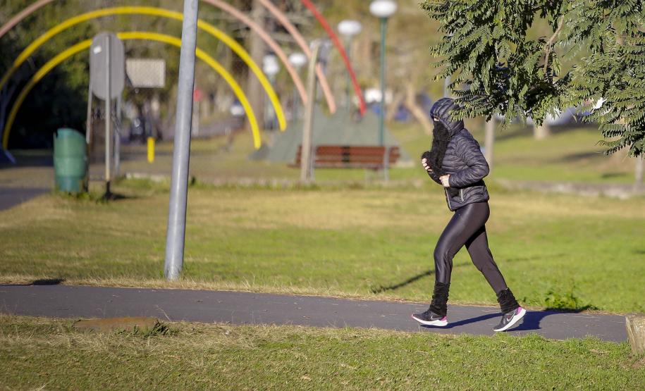 PESSOA CORRENDO EM PARQUE NO INVERNO