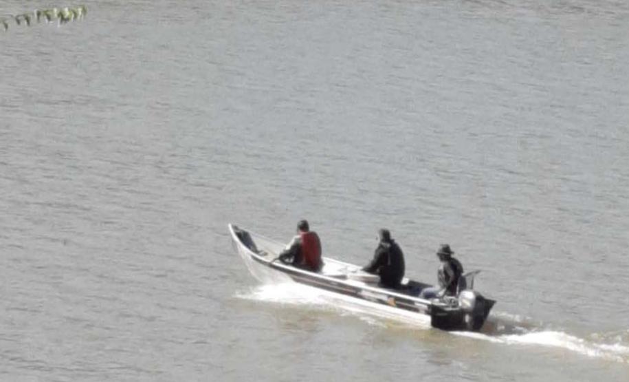 TECNICO DO IAT ANDANDO DE BARCO