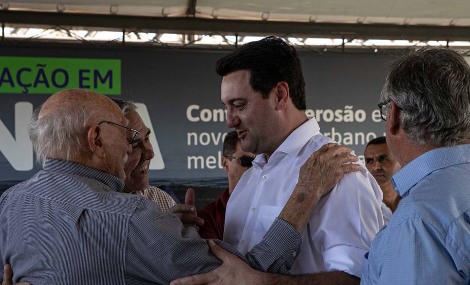 GOVERNADOR INTERAGINDO COM PRESENTES