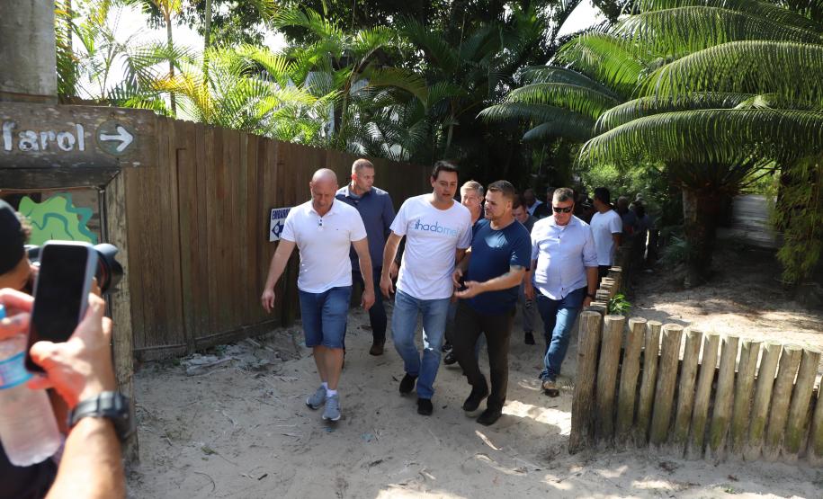 GOVERNADOR E COMITIVA PASSEANDO