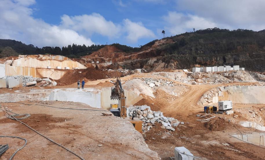 CAMPO DE EXTRAÇÃO EM AÇÃO