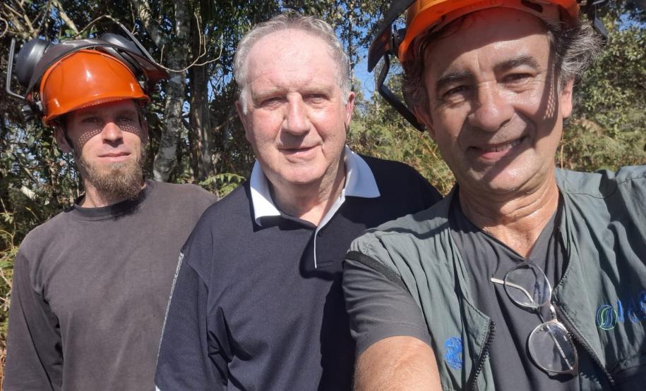EQUIPE JUNTO DO DIRETOR PRESIDENTE DO IAT POSANDO PARA FOTO