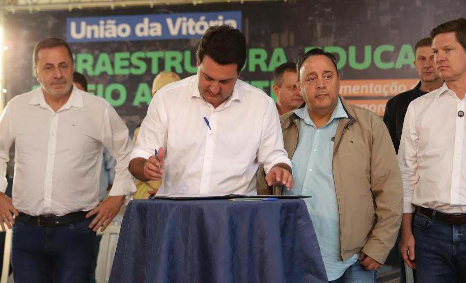 GOVERNADOR ASSINANDO