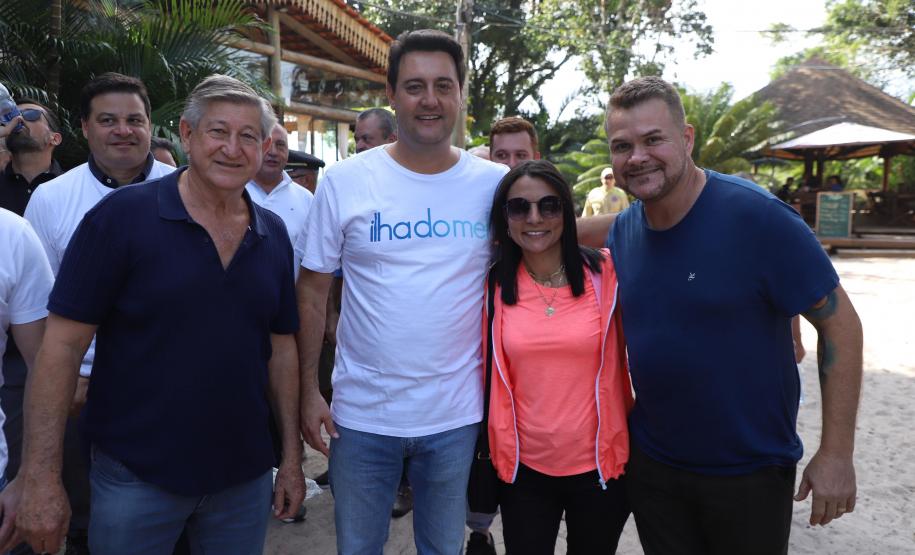 GOVERNADOR POSANDO COM OS PRESENTES PARA FOTO