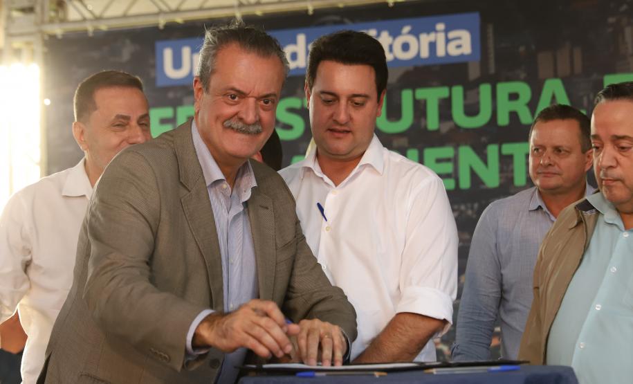 SECRETÁRIO ASSINANDO