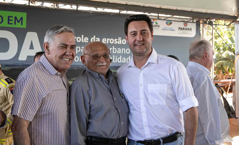 GOVERNADOR POSANDO PARA FOTO COM PRESENTES NO EVENTO