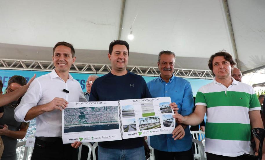 GOVERNADOR ECOMITIVA POSANDO PARA FOTO