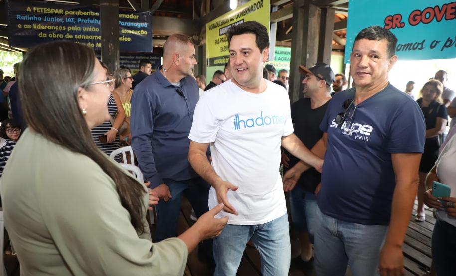 GOVERNADOR INTERAGINDO COM OS PRESENTES