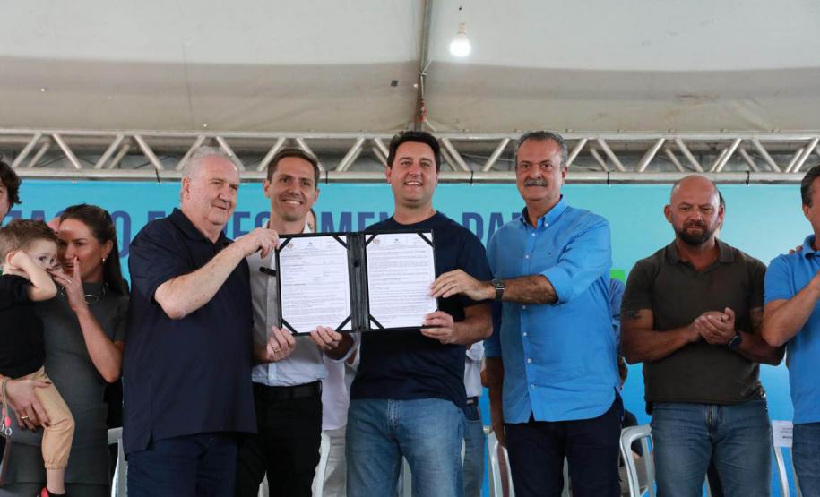 GOVERNADOR ECOMITIVA POSANDO PARA FOTO