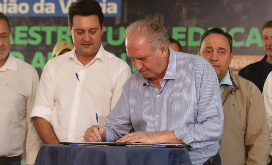 DIRETOR PRESIDENTE DO IAT ASSINANDO