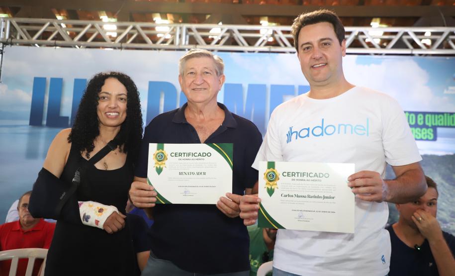 GOVERNADOR POSANDO PARA FOTOS COM OS PRESENTES