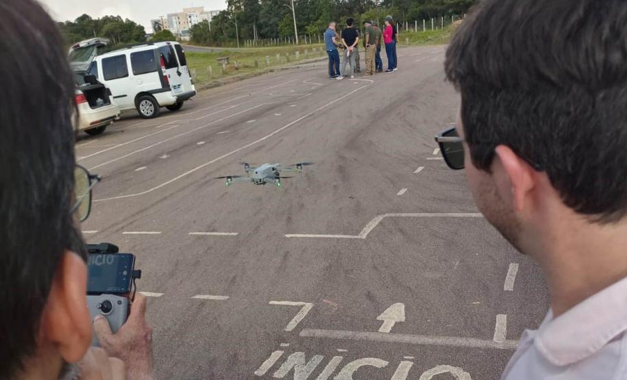 técnicos comandando drones