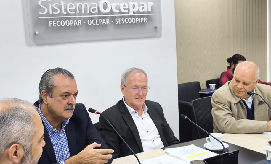 PRESENTES EM REUNIÃO