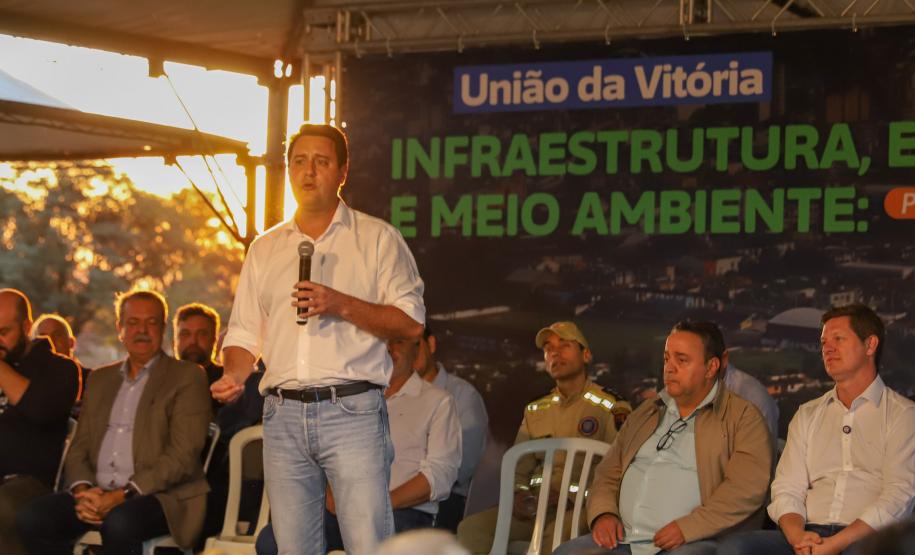 GOVERNADOR DISCURSSANDO