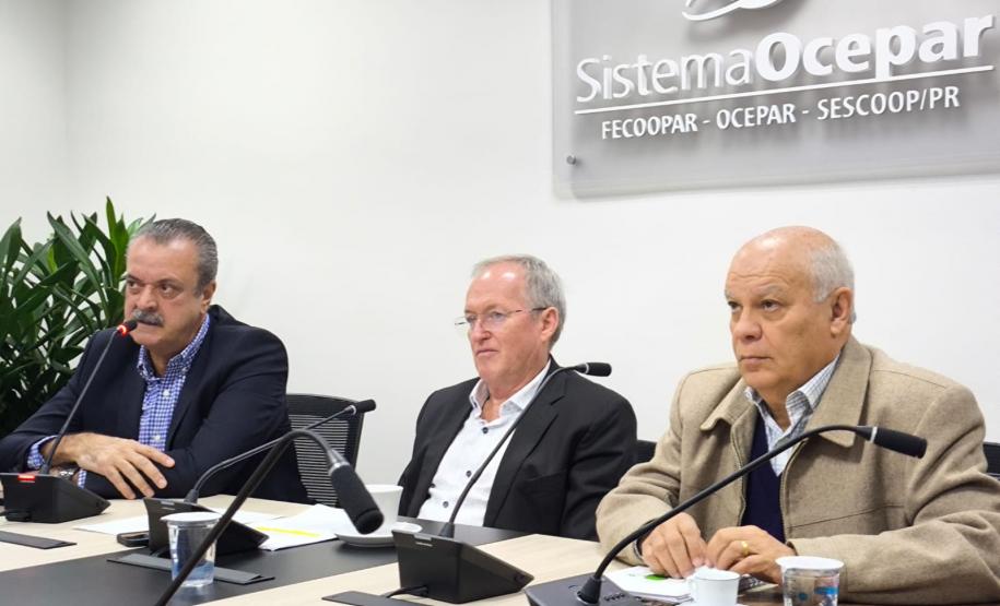 PRESENTES EM REUNIÃO