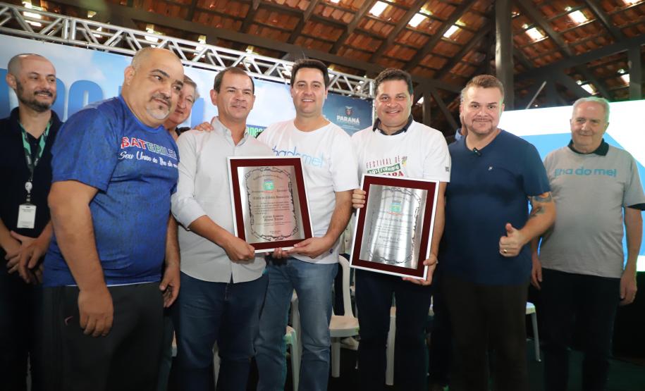 COMITIVA DO GOVERNADOR POSANDO PARA FOTO