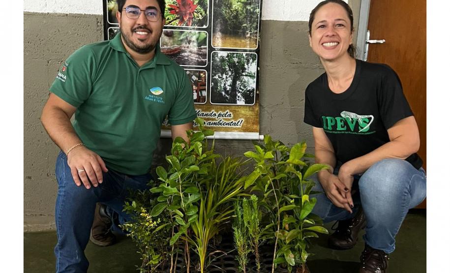 SERVIDORES POSANDO PARA FOTO COM MUDAS
