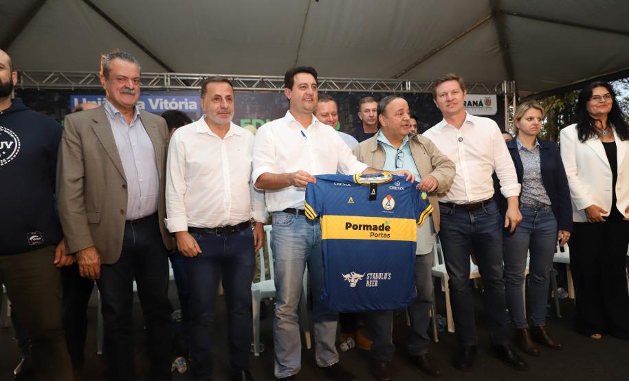 GOVERNADOR E COMITIVA POSANDO PARA FOTO COM DOCUMENTO ASSINADO