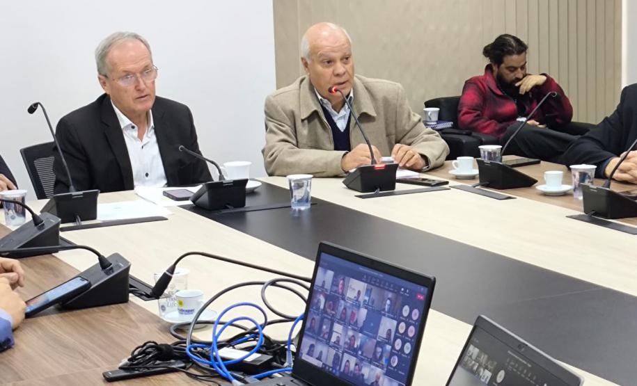 PRESENTES EM REUNIÃO