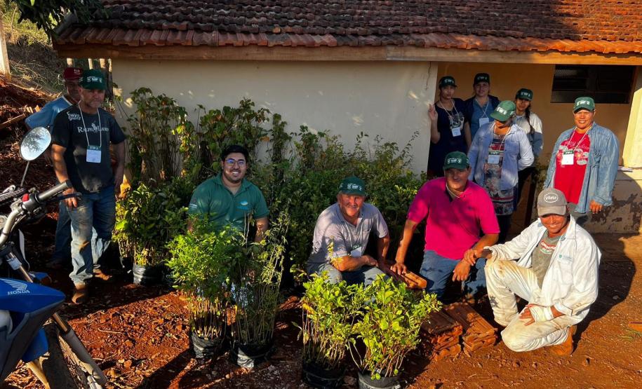 SERVIDORES POSANDO PARA FOTO COM MUDAS