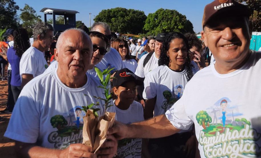 SERVIDORES POSANDO PARA FOTO COM MUDAS