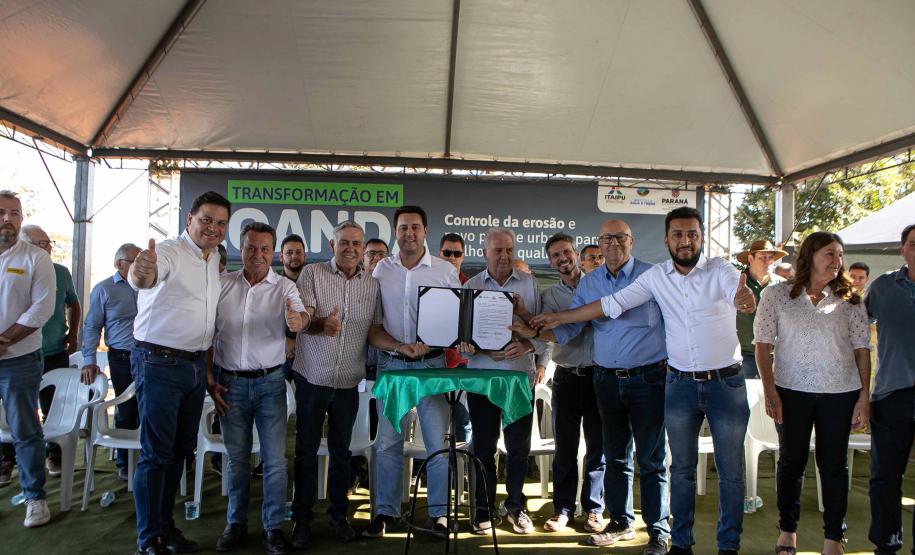 COMITIVA DO GOVERNO POSANDO PARA FOTO