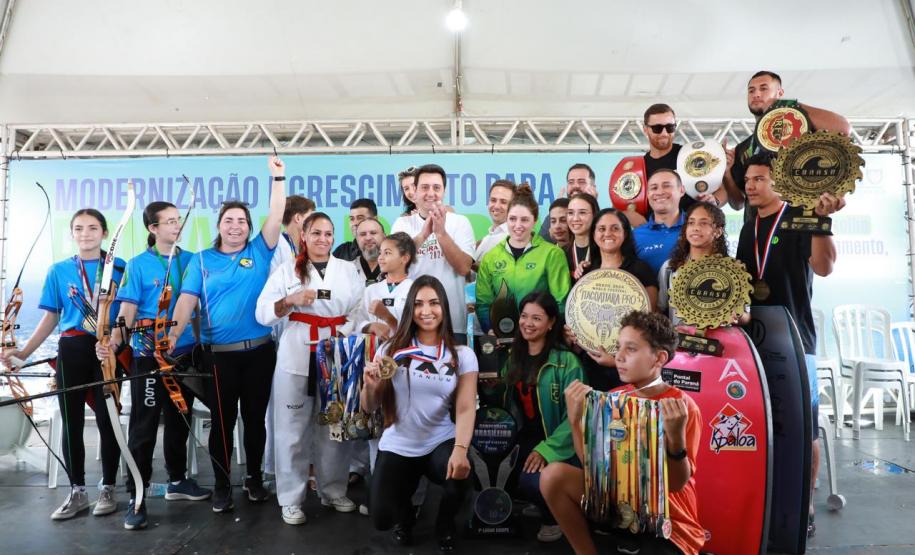 GOVERNADOR POSANDO COM ESPORTISTAS