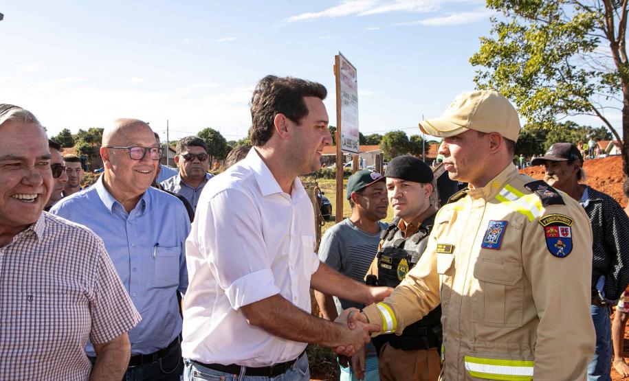 GOVERNADOR COMPRIMENTANDO INTEGRANTE DO CORPO DE BOMBEIROS