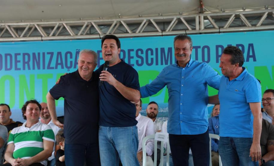 GOVERNADOR E COMITIVA POSANDO PARA FOTO