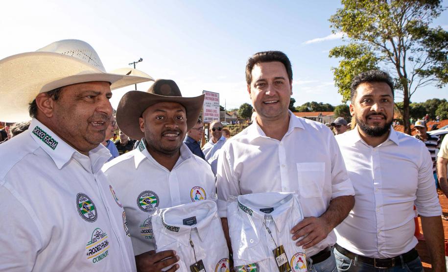 GOVERNADOR POSANDO PARA FOTO COM PRESENTES NO EVENTO