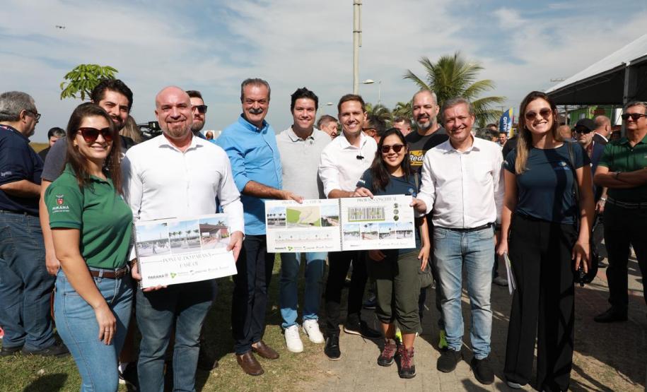 GOVERNADOR E COMITIVA POSANDO PARA FOTO
