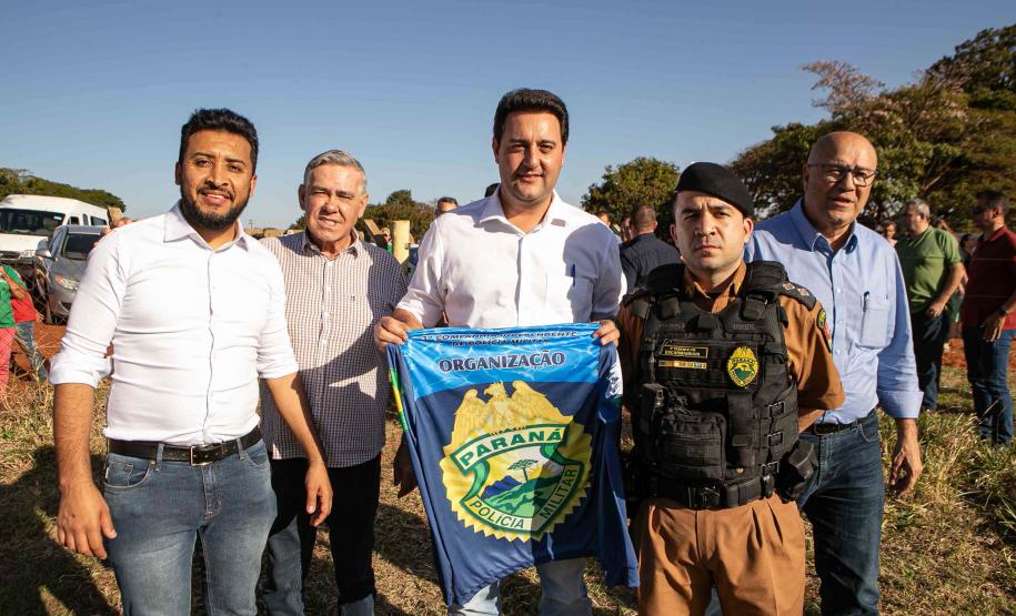 GOVERNADOR POSANDO COM OS PRESENTES PARA FOTO