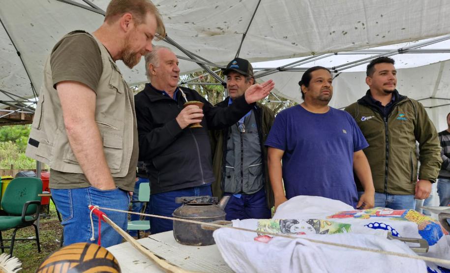 Foto de presidente do IAT em evento de erradicação de exóticas