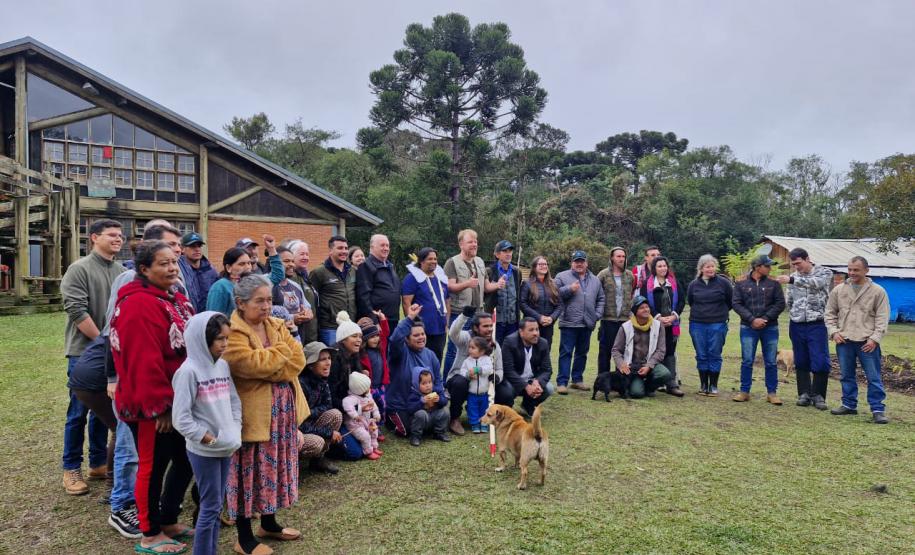 Foto de público em evento de erradicação de exóticas