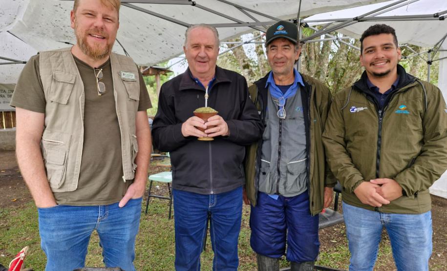 Foto de presidente do IAT em evento de erradicação de exóticas