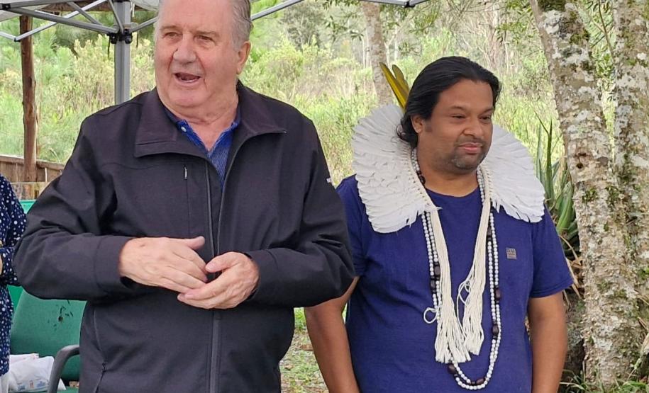 Foto de presidente do IAT em evento de erradicação de exóticas