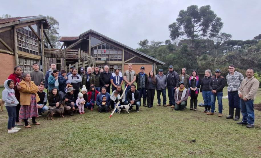 Foto de público em evento de erradicação de exóticas