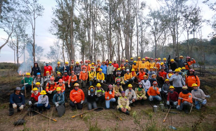 Foto de voluntários durante exercício de capacitação de brigadistas