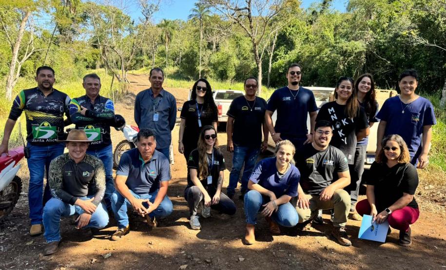 Foto de equipe responsável pelo tratamento do tamanduá