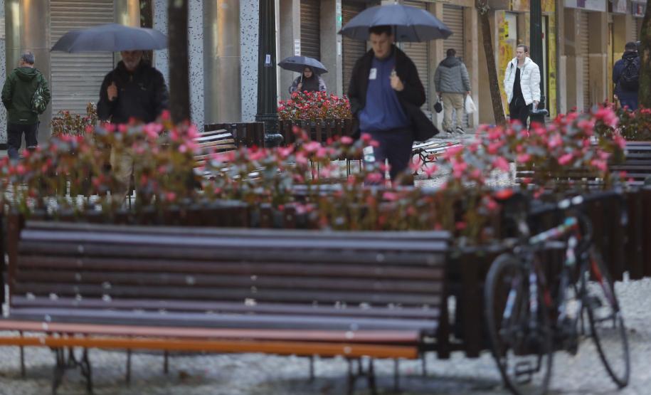 PESSOAS CAMINHANDO NA CHUVA